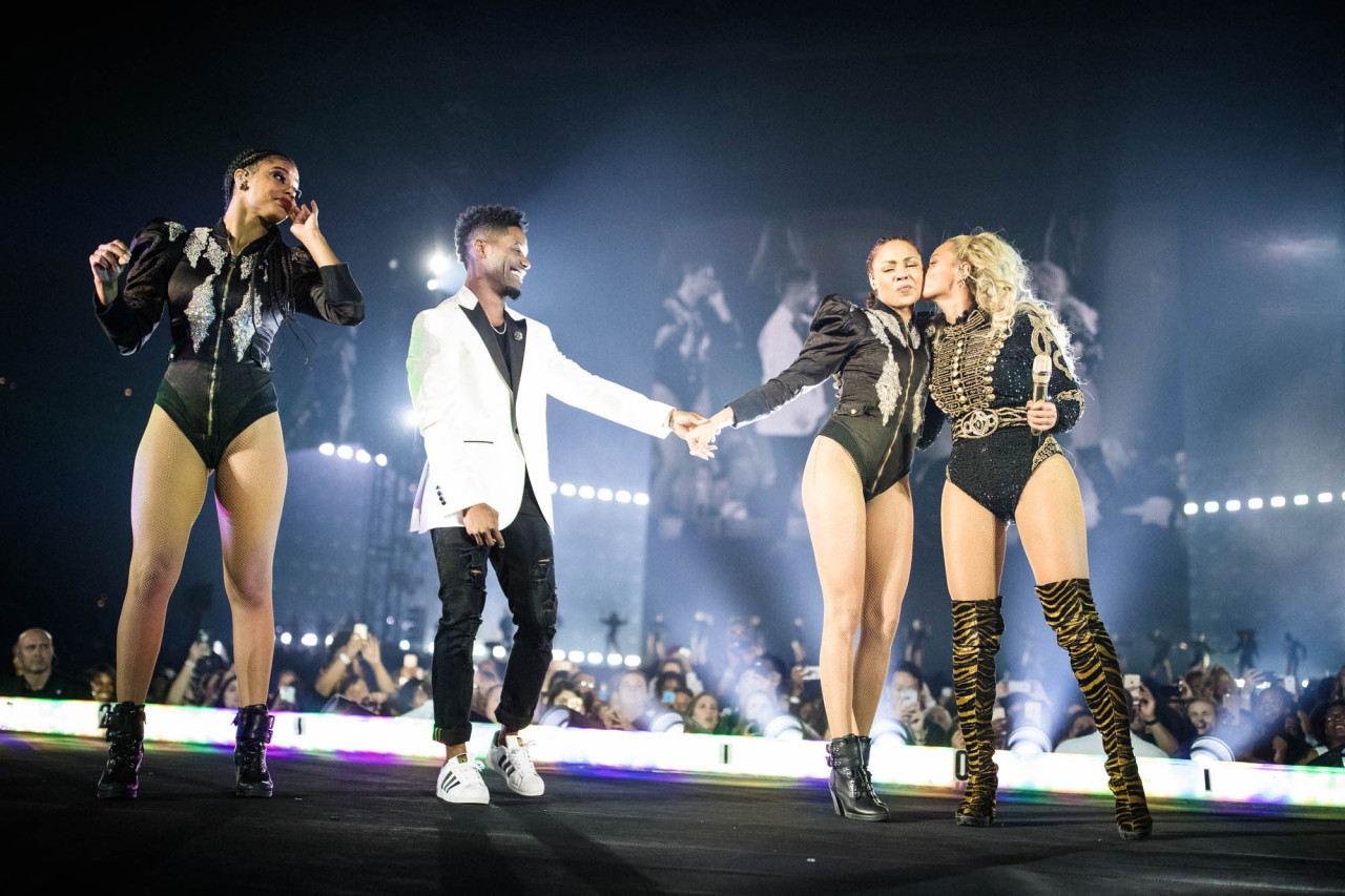 formationtourdancers:  Formation World Tour: St. Louis | John liked it, so he put