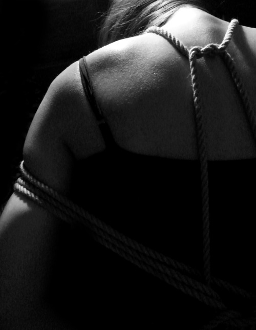 Porn Pics fetishweekly:  A thick, rough rope and a