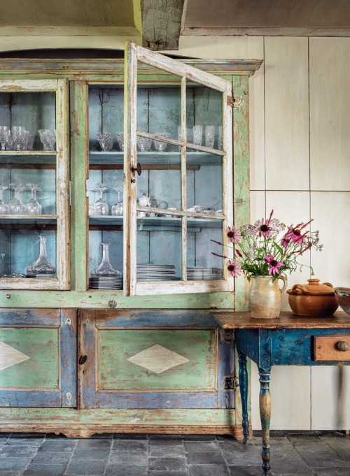 coolchicstylepensiero:  Antique swedish cupboard and table