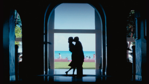 PUNCH-DRUNK LOVE (Paul Thomas Anderson, 2002)I re-watched Punch-Drunk Love over the weekend after ha