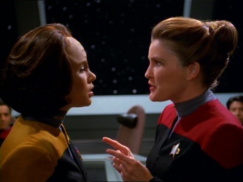 cosmic-llin:[Image: Six Star Trek screencaps - B’Elanna Torres and Seven of Nine looking at somethin