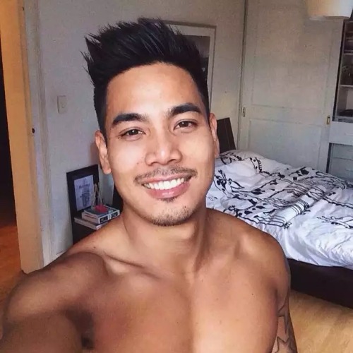 renz808:  rebelziid:  Tattooed Hunk [ Gorgeous Asian guy with a great bod! ]  Hottie 