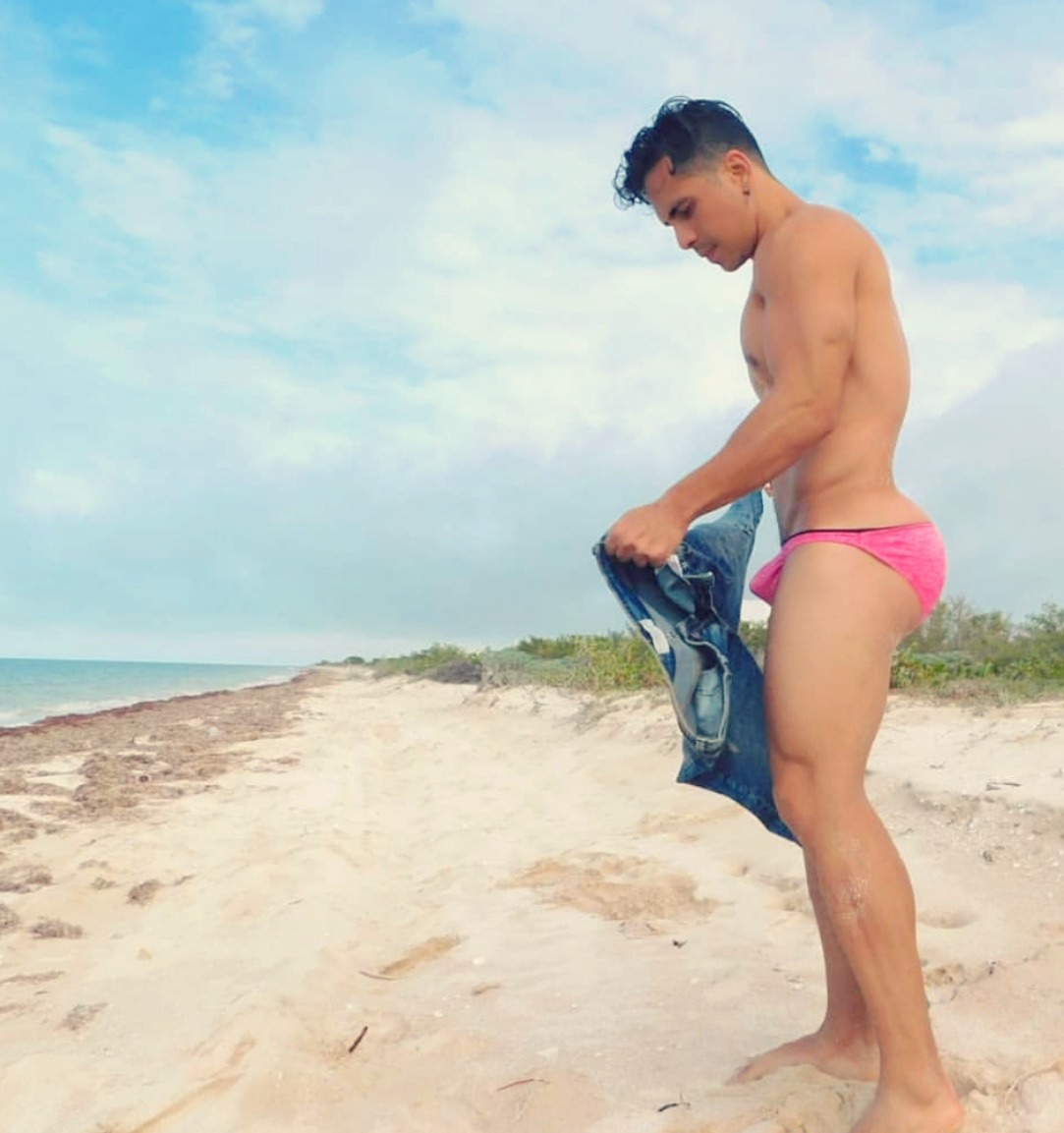 sexyincognito:  beach bum game on @estebancoach
