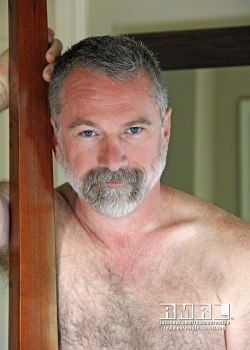 realmenreallife:  areyoumydaddy:  bearlysane:  hey ya’  I will melt in your arms. Such sexy eyes. Daddy.  Here’s another one of mine.