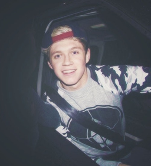 slutzouis:  Niall pimping in his car 