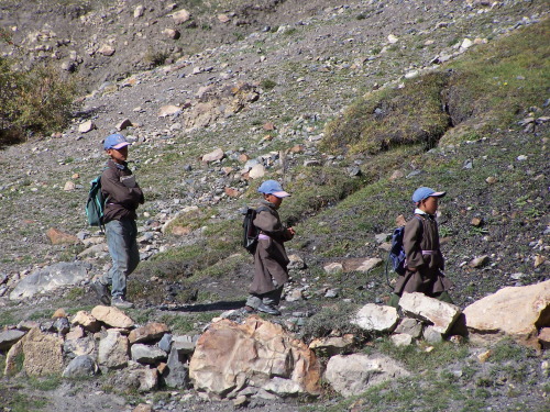 Ladakh trekking, India. Boys and blue caps - © : superyodaman