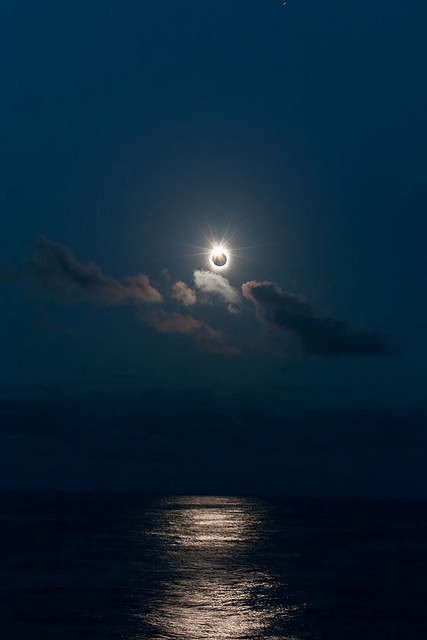 4nimalparty:  Total Solar Eclipse in the South Pacific, July 21, 2009 (by Astronomy