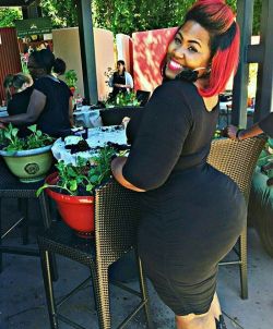 dolemite666:  me2oo:  #lovethemcurves #curvology #Chrisychris  OhhhWeee 🔥 🔥  Damn she fine