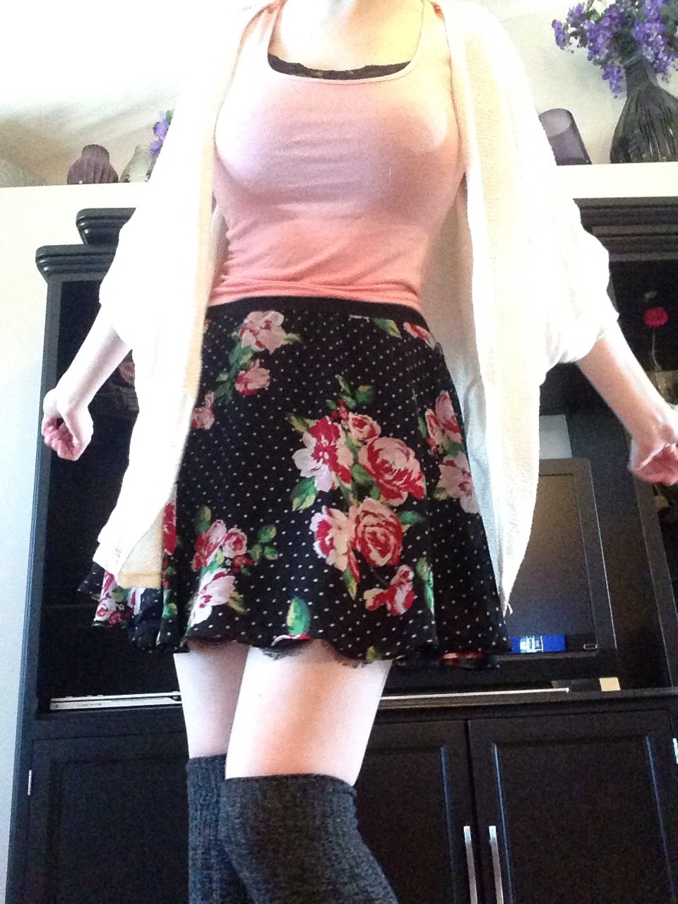 alittlenerdyalittledirty:  This picture really shows how curvy i am.