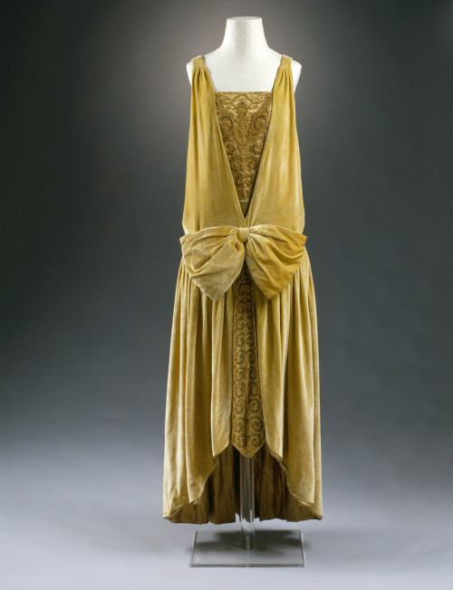 fripperiesandfobs:Callot Soeurs evening dress ca. 1927From the Museum für Angewandte Kunst Köln via 