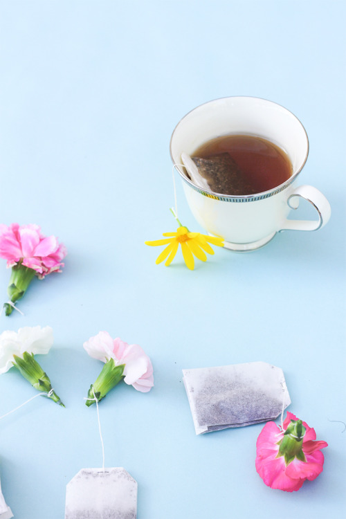 Flower Tea Bags | The Kipi BlogHere’s a quick and easy yet super sweet DIY to give to friends 