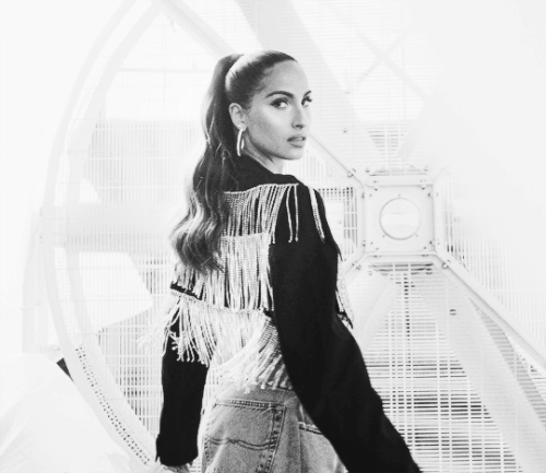 osnapitsariana: Everything has to mean something to me. I speak three languages – English is my thir