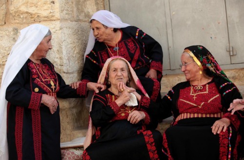 globalchristendom:mod-e-boteh:Palestine Fashion Week: Palestinian women in traditional clothing