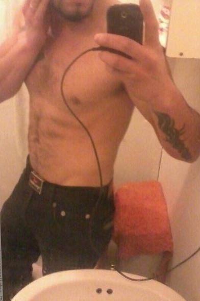 chilenosdebadoo:  chilenoskalientes:  Demian, 28 años. Un rico macho rudo, amante del sexo duro. Q culo se gasta!!  Pegame CTM!!!