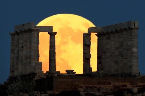 god-of-earthquakes:The super blood moon rising behind the temple of Poseidon, Athens, Greece.