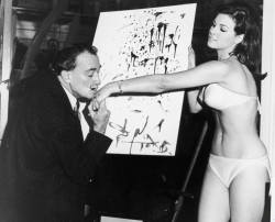 adreciclarte:  Dali e Raquel Welch, 1965 