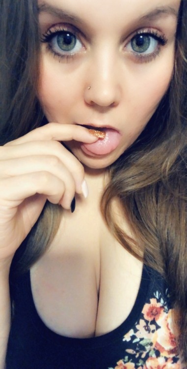 brittanyy0829: Who wishes I was licking and sucking on your cock instead of my finger? I took these 