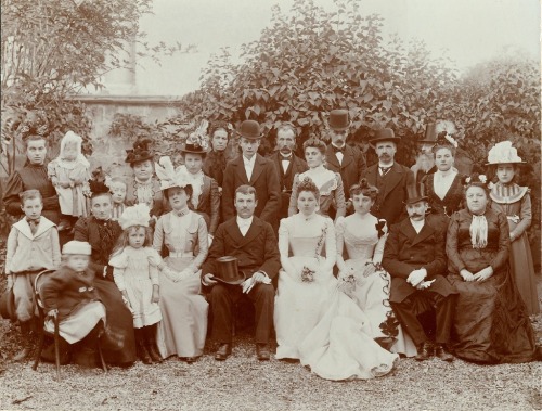 vintagebrides:1908 wedding party near Normandy, France