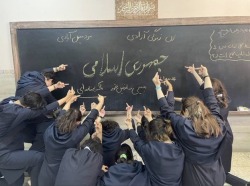 Porn anyahita:Schoolgirls in Iran in protest against photos