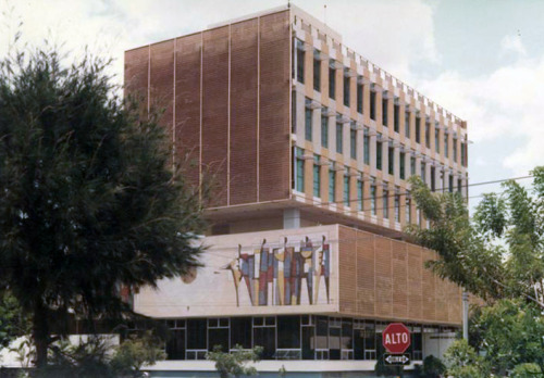 Edificio de La Federación de Las Cajas de Credito cerca de la Fuente Luminosa, 70’s.