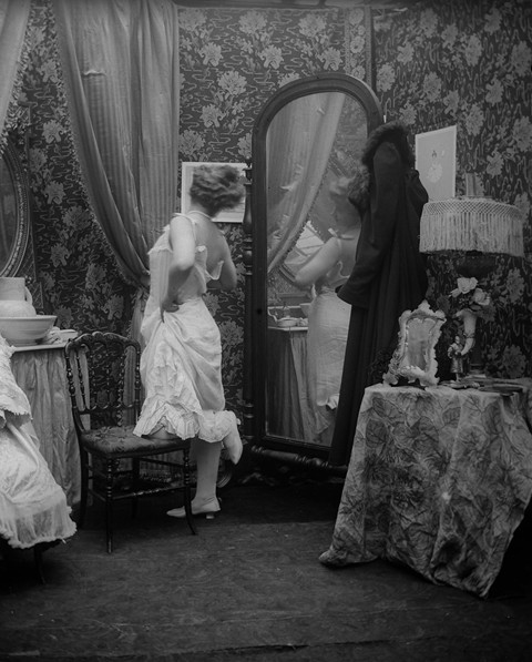 feuille-d-automne - La toilette d’une Parisienne, 1900-1910.©...