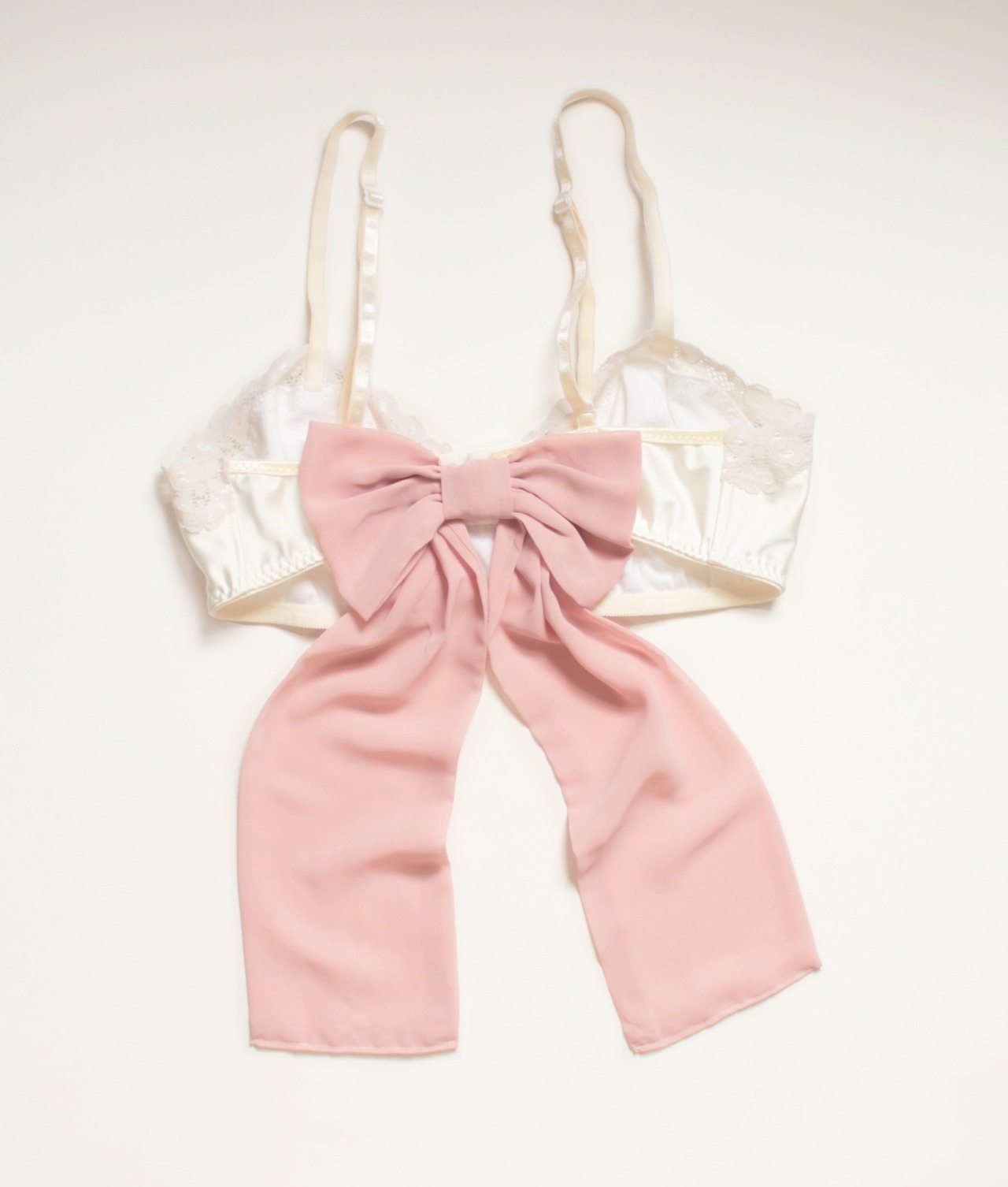 hislilbabygirl:  ohhhlulu:  bow  Just tug the ribbon, Sir, and see what’s yours ♡