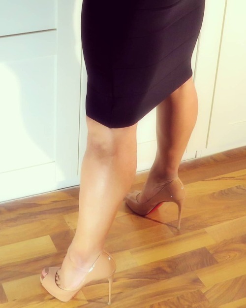 @bebe_stores bandage skirt and @louboutinworld “New Very Prive” 120mm heels.#bebeskirt #