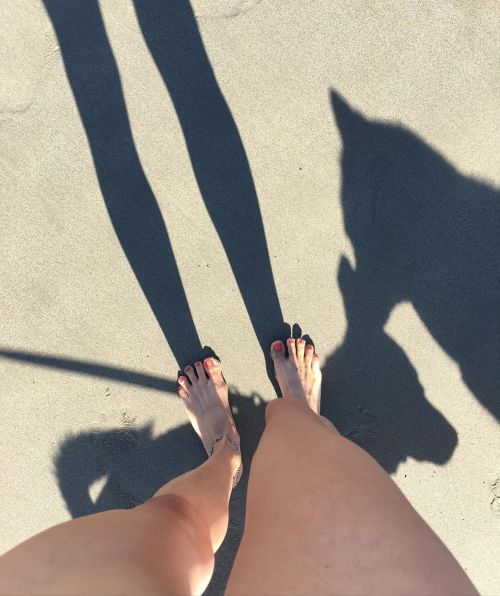 First day at the beach. ♥️ #dog #photobomb #happy #hippiefeet #feet #toes #beach  https://www.instag