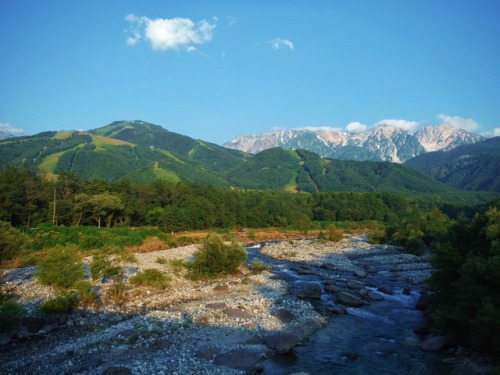 masahirov: strange-measure: 黒菱林道を走って来ました。 やあ絶景、ニホンの山っつう感じよねえ