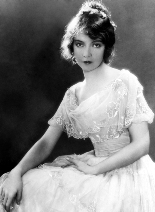 lacedheartt:Edwardian Actress: Lillian Gish (1893-1993).