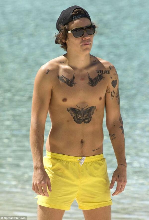 narryclass:  Harry playing beach volleyball on the Gold Coast today - 19.10.13. -