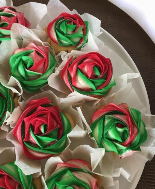 perpetuallychristmas:I am crying because I made these Christmas cupcakes for work tonight and they a