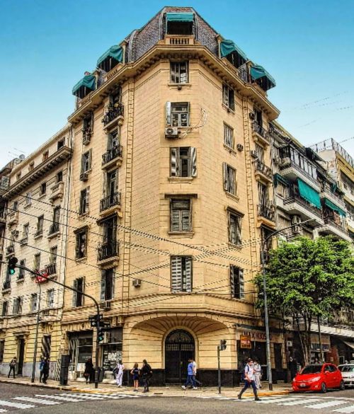 En la esquina de Viamonte y Ayacucho, en el barrio de Balvanera, este hermoso edificio que se replic