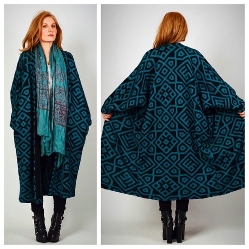 Would feel like such a bad@$$ walking down the street in this Bold Vintage Wool Coat from @tinroofvi