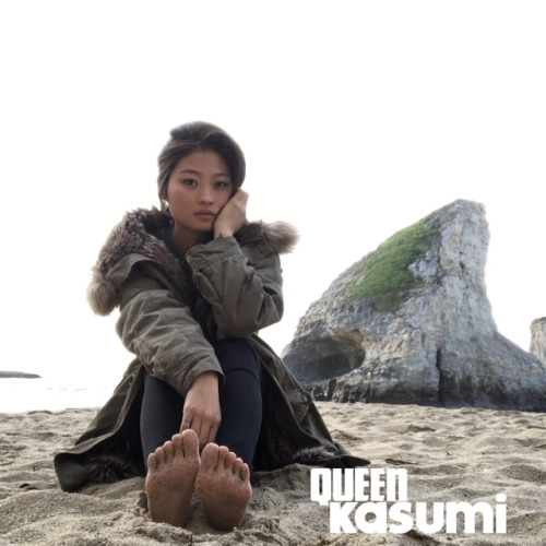 queenkasumi:  who wants to lick off the sand from my soles raise your hand