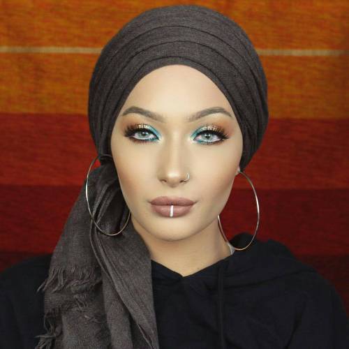Fashion forward #HijabiStyle from the stunning @nuralailalov - Happy Friday!! • • • &