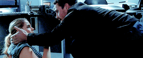 smoakmonster: oliver cupping felicity’s face