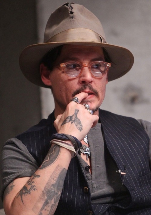 8 years ago, on this day (April 1), Johnny Depp attended the “DMG Creative Home” dialogue at the 798