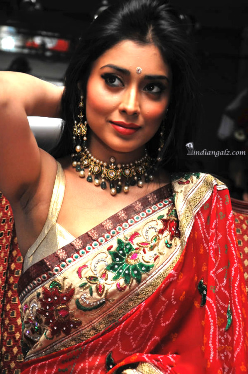 indiangalz: The hottest seductress of indian cinema in red saree!See more:www.indiangalz.com/