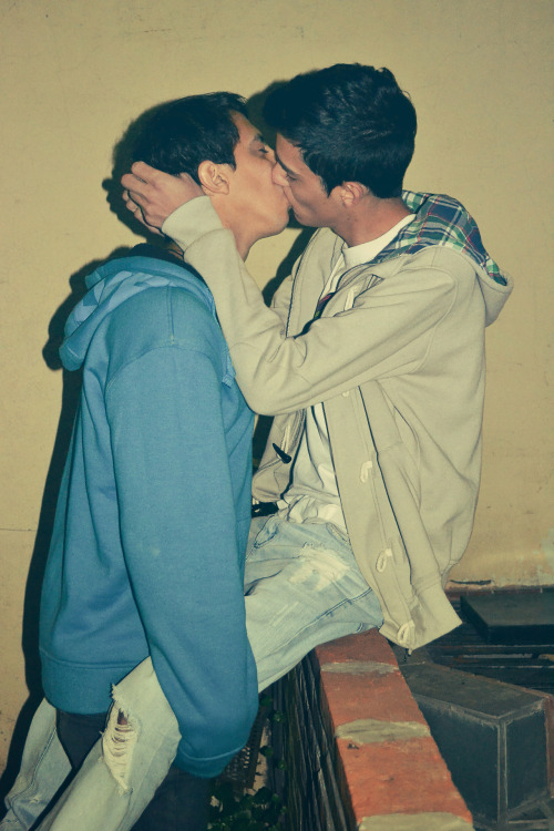 fuckyeahilovebeinggay:  I want to be kissed like this <3