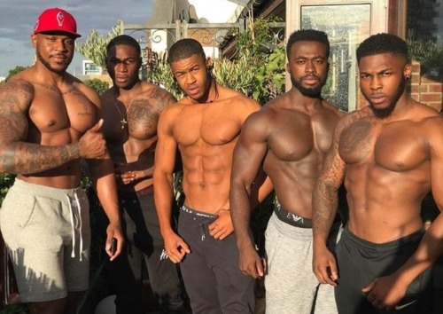 ilovemen2000: Groups of Hot Shirtless Men