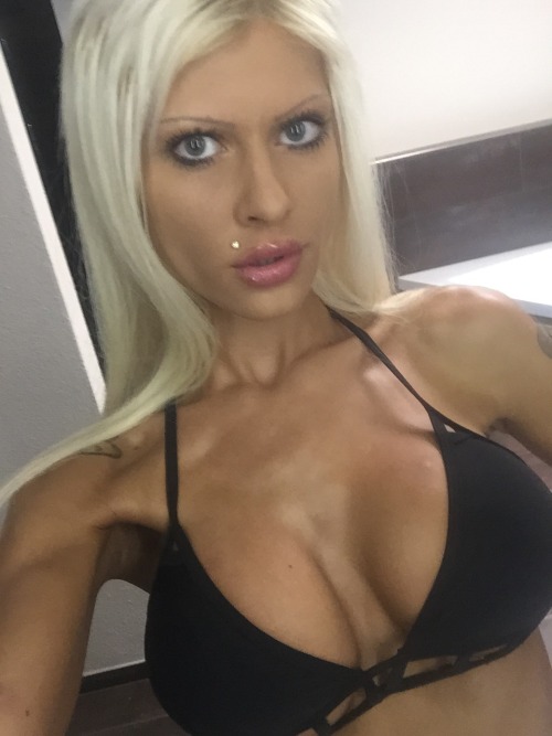 hustlerbarbie: johnny-fuckin-utah: I need moar of this gorgeous creature!@hustlerbarbie