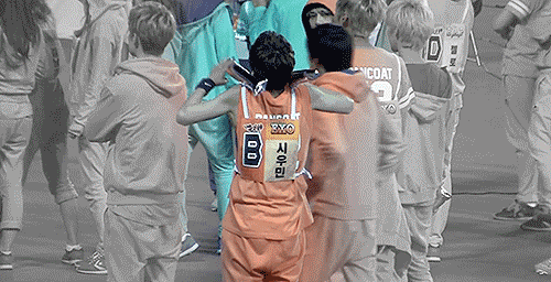 mini-minseok-deactivated2017071:  Xiumin being a moron feat. Sehun ignoring his bs