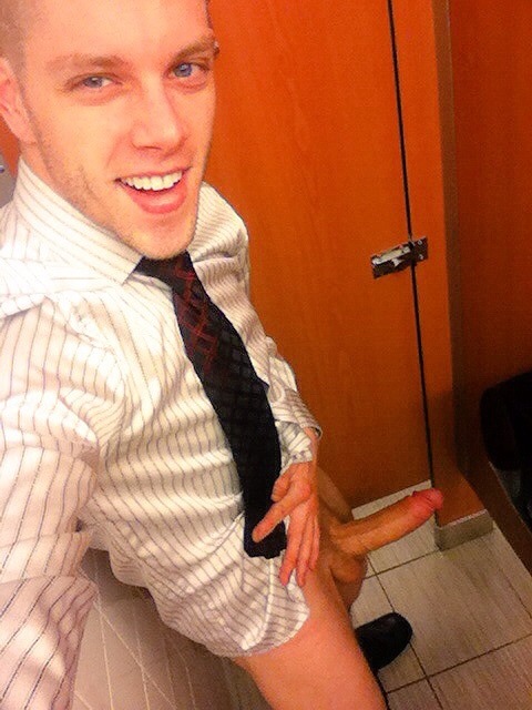 undiejockns:  At work. I wish I had a mouth to use