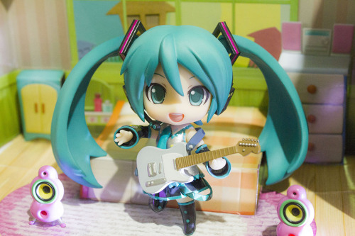 risyadn:  So i took another photo of my Hatsune Miku 2.0 Nendoroid. this was taken with Canon EOS 550D.  the result is not very perfect though, i really need to learn more about figures photograph lol. 