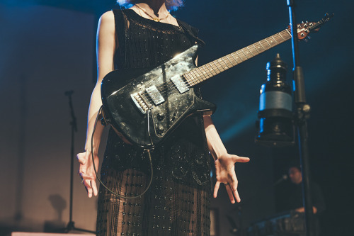 thewriteronthestorm:  ifuckinglovestvincent:   mi-careme:  St Vincent @ Coliseu dos Recreios, Vodafone Mexefest 2014 © Lais Pereira  seriously  Can’t sand it ! 