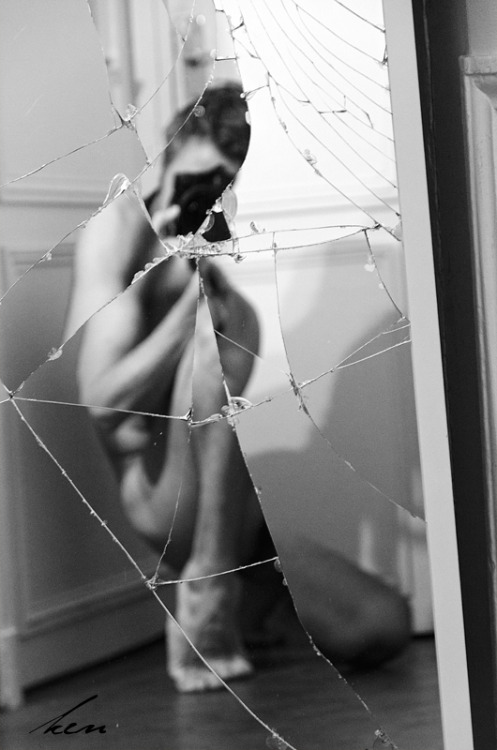 antonioedsoncadengue:  kenpictures:  Broken mirror. © ken 2013 http://kenpictures.tumlbr.com    Please follow me: http://antonioedsoncadengue.tumblr.com/archive   