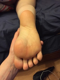 ellessexyfeet:  Foot grab