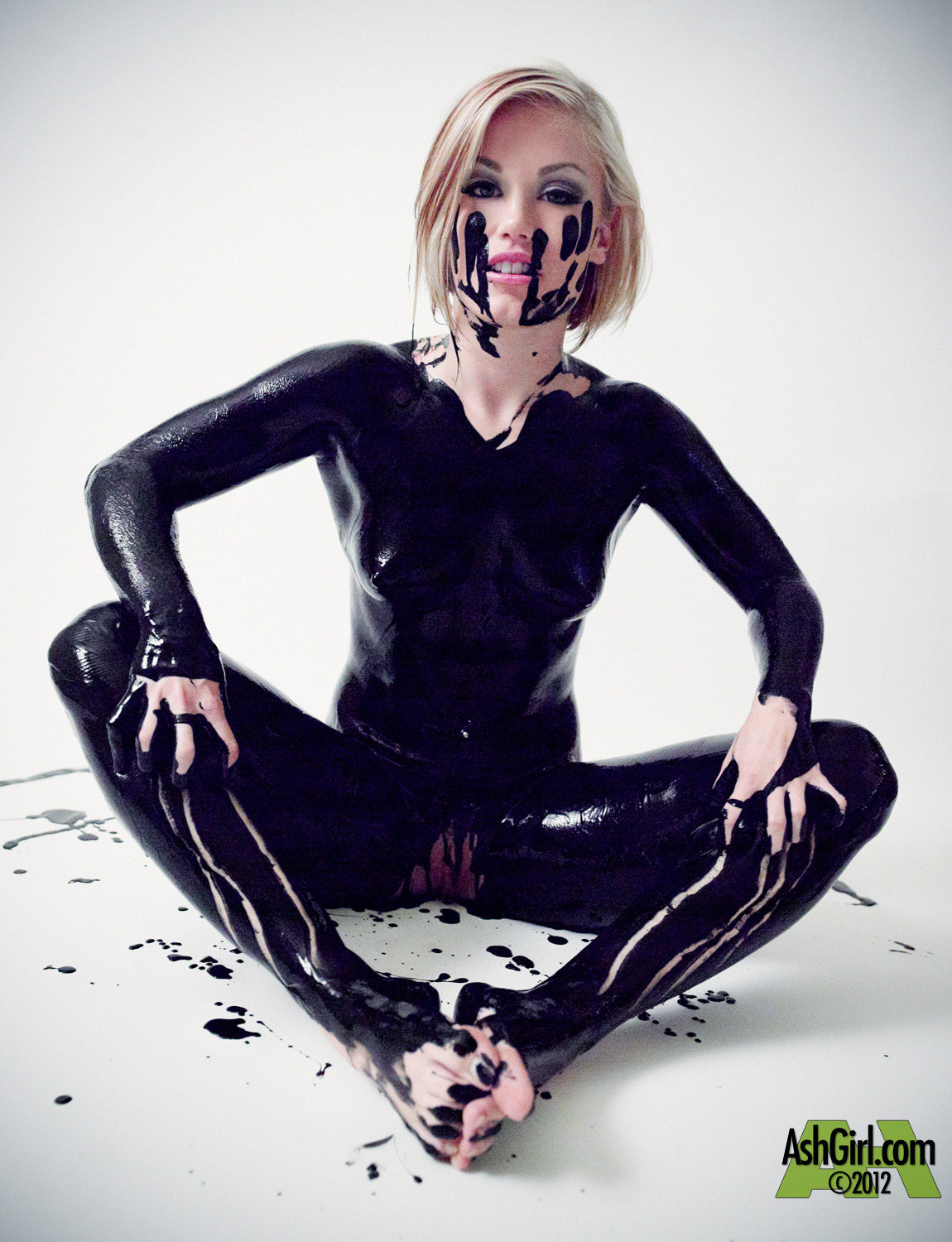 wampicsandgifs:  Ash Hollywood covered in body paint. post 1 of 2 (via UMD)
