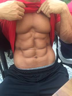 musculardude:  Lift ur shirt n flex yr abs.